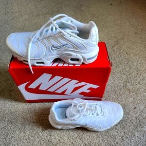 Athletic shoes
